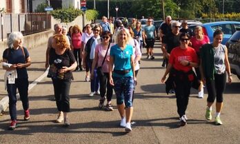 Partecipanti entusiati alla manifestazione Fit Walking al Parco dei Platani