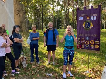 Partecipanti entusiati alla manifestazione Fit Walking al Parco dei Platani