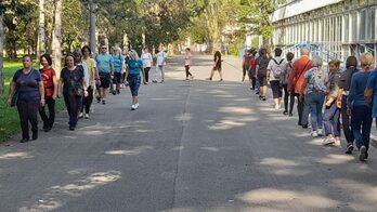 Partecipanti entusiati alla manifestazione Fit Walking al Parco dei Platani